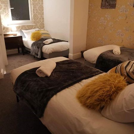 Corner House, Sleeps 8 In 4 Bedrooms, Near Train Station, Great Value! 맨체스터 외부 사진