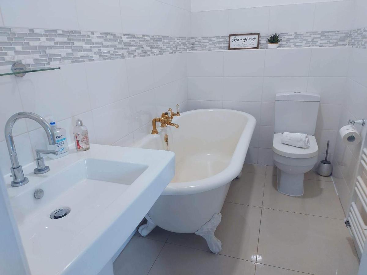 Corner House, Sleeps 8 In 4 Bedrooms, Near Train Station, Great Value! 맨체스터 외부 사진