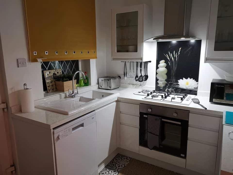 Corner House, Sleeps 8 In 4 Bedrooms, Near Train Station, Great Value! 맨체스터 외부 사진