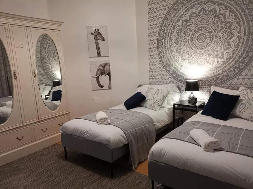 Corner House, Sleeps 8 In 4 Bedrooms, Near Train Station, Great Value! 맨체스터 외부 사진