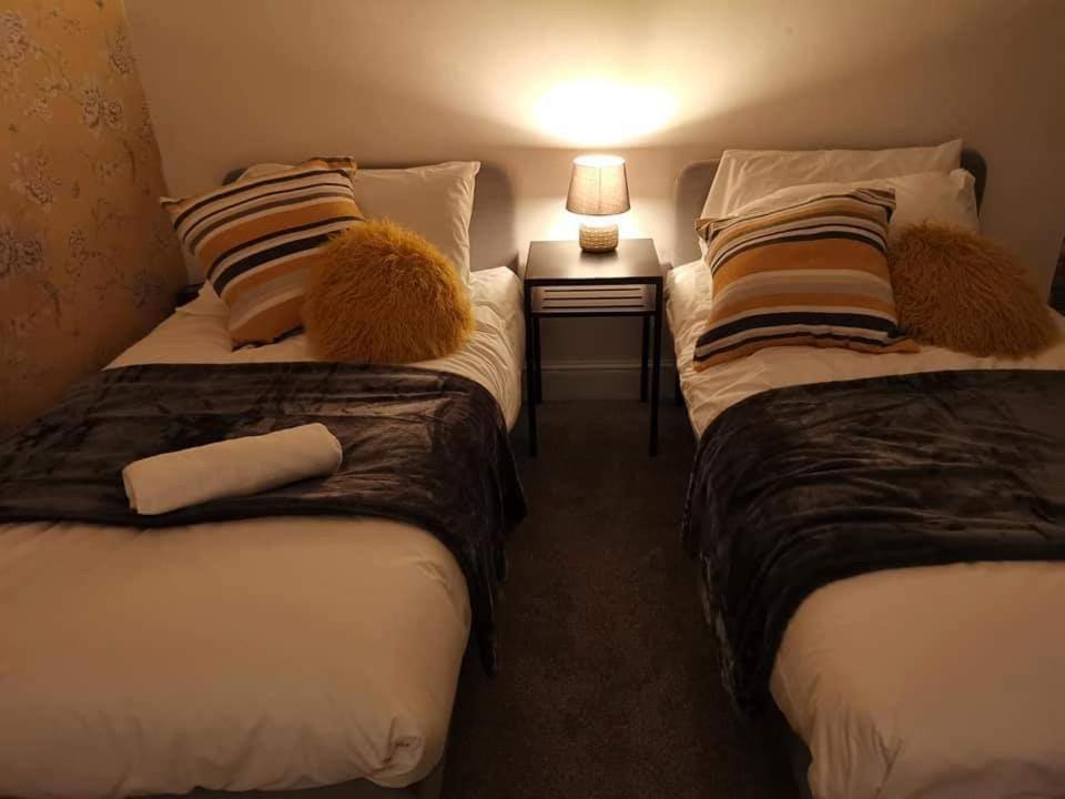 Corner House, Sleeps 8 In 4 Bedrooms, Near Train Station, Great Value! 맨체스터 외부 사진