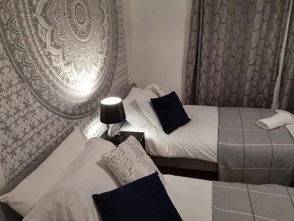 Corner House, Sleeps 8 In 4 Bedrooms, Near Train Station, Great Value! 맨체스터 외부 사진