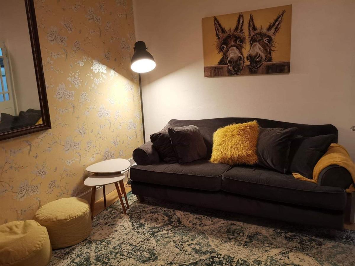 Corner House, Sleeps 8 In 4 Bedrooms, Near Train Station, Great Value! 맨체스터 외부 사진