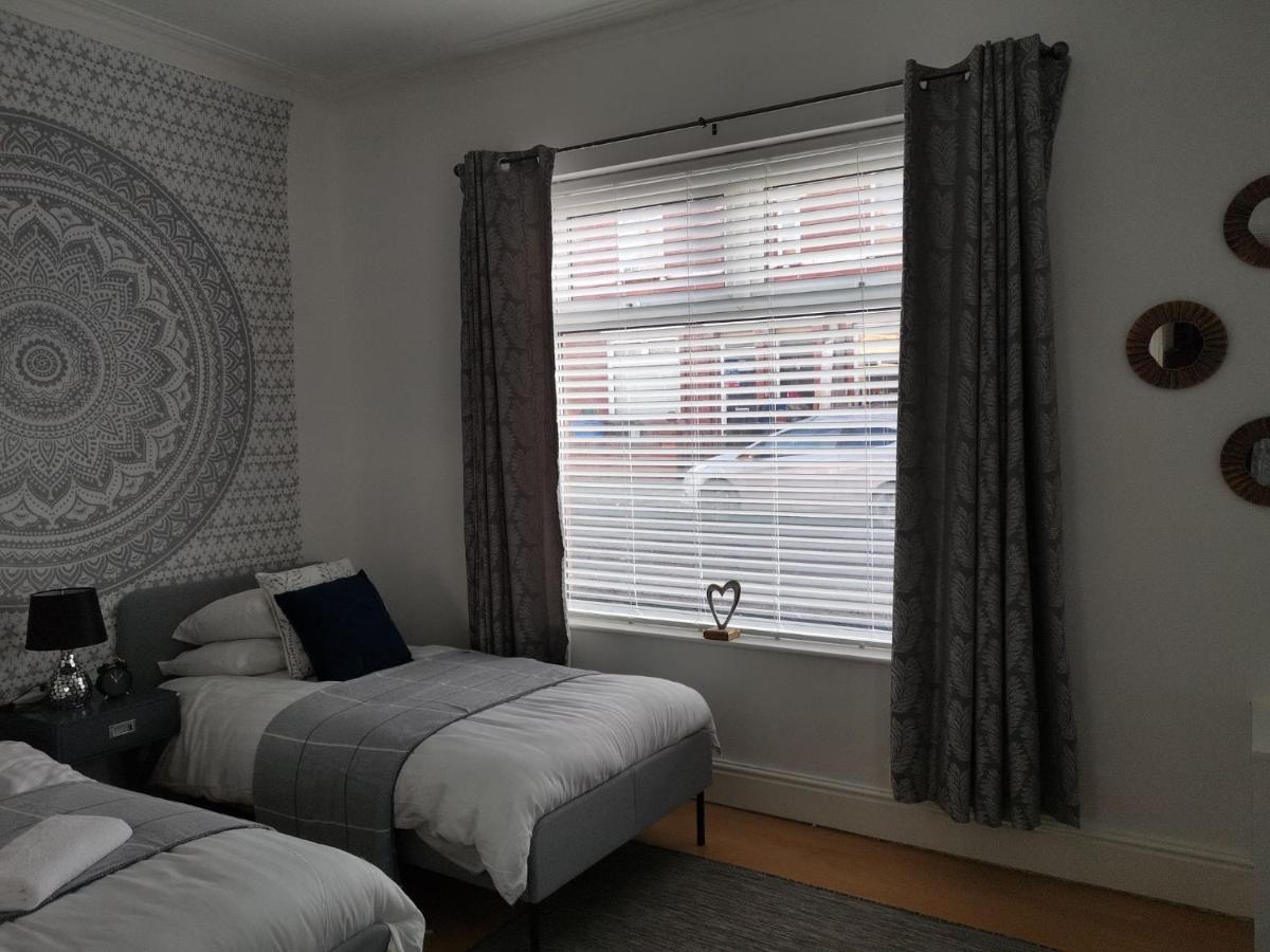 Corner House, Sleeps 8 In 4 Bedrooms, Near Train Station, Great Value! 맨체스터 외부 사진